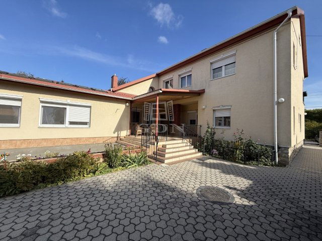 Eladó családi ház, Székesfehérvárott 189 M Ft, 6+1 szobás