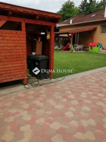 Eladó családi ház, Úrin 260 M Ft, 8 szobás