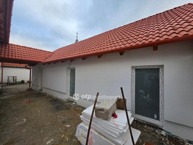 Eladó családi ház, Budakalászon 56.9 M Ft, 2 szobás