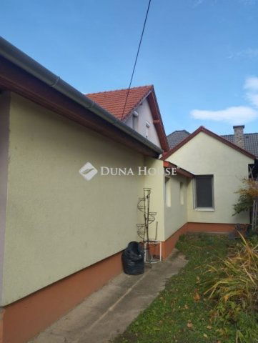 Eladó családi ház, Székesfehérvárott 123 M Ft, 8 szobás