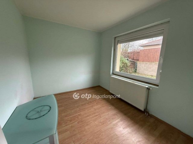 Eladó családi ház, Szigetszentmiklóson 74.9 M Ft, 1+2 szobás