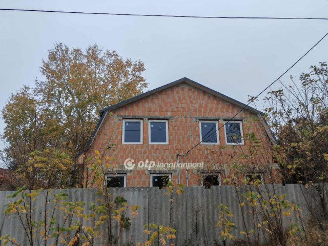 Eladó családi ház, Tóalmáson 60 M Ft, 12 szobás