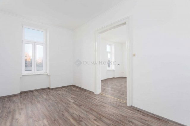 Eladó téglalakás, Csornán 42.9 M Ft, 2 szobás