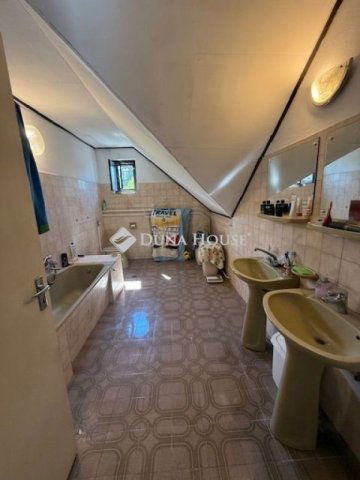 Eladó családi ház, Pécsett 159 M Ft, 5 szobás