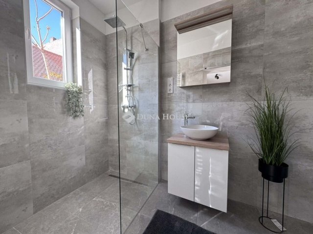 Eladó téglalakás, Pécsett 69.9 M Ft, 3 szobás