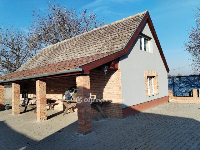 Eladó családi ház, Dunaújvárosban 90 M Ft, 2 szobás