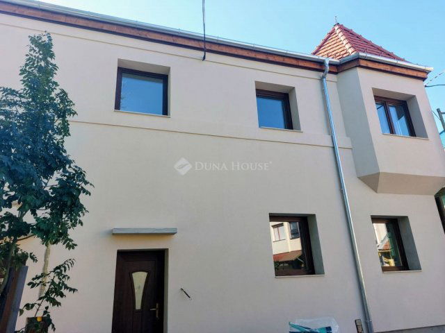 Eladó téglalakás, Vácon 110 M Ft, 4 szobás