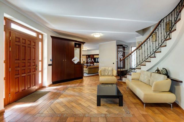 Eladó családi ház, Gödön 762 M Ft, 8+1 szobás