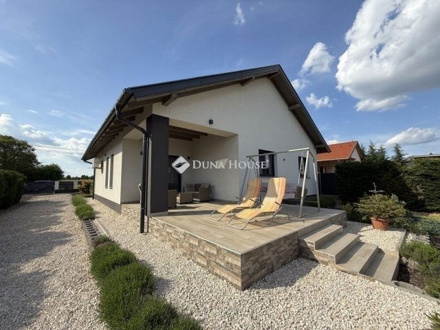 Eladó családi ház, Péterin 155 M Ft, 3 szobás