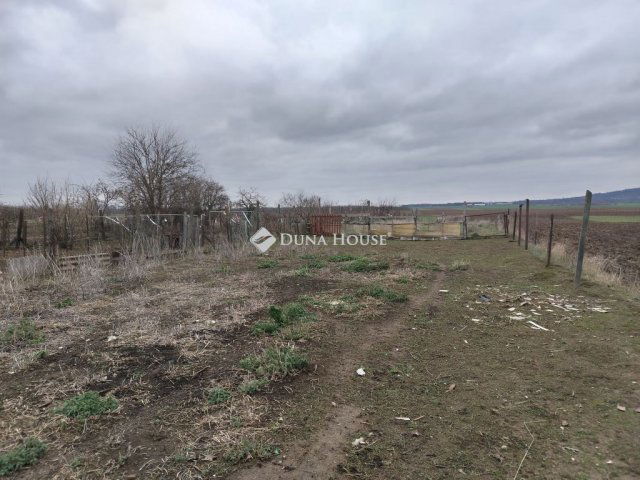 Eladó családi ház, Garén 14 M Ft, 2 szobás