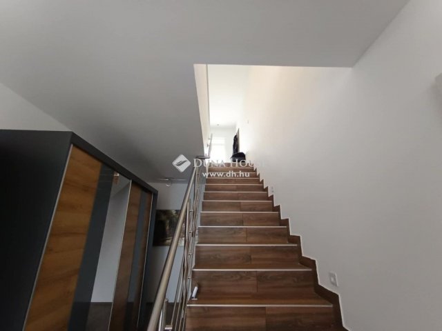 Eladó családi ház, Pomázon 199.5 M Ft, 6 szobás