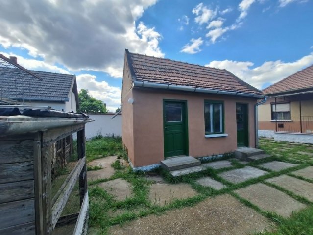 Eladó családi ház, Szolnokon 25.8 M Ft, 2 szobás