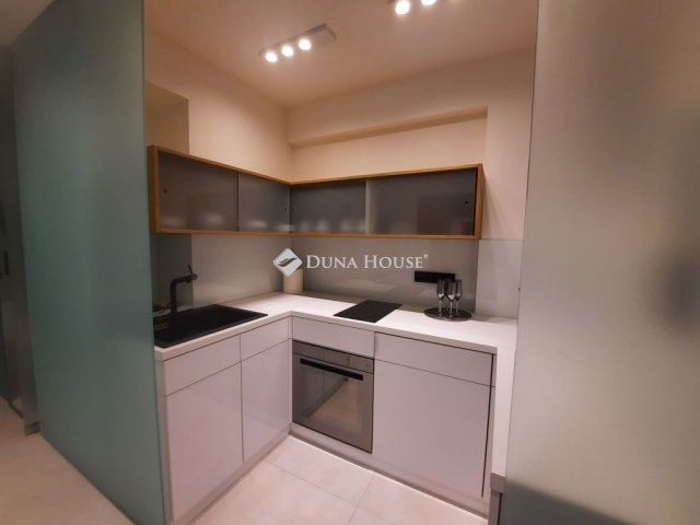 Eladó téglalakás, Budapesten, V. kerületben 95 M Ft, 1 szobás