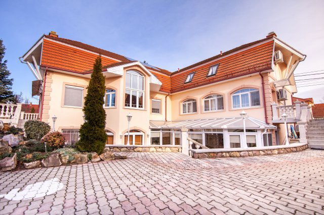 Eladó hotel, Hajdúszoboszlón 475 M Ft, 12 szobás