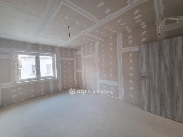 Eladó családi ház, Pápán 57 M Ft, 4 szobás