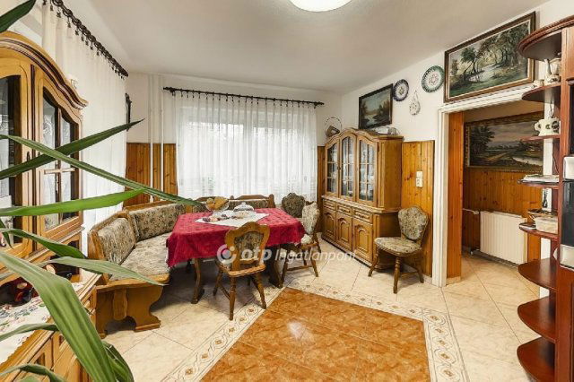 Eladó családi ház, Zsámbékon 130 M Ft, 3+2 szobás