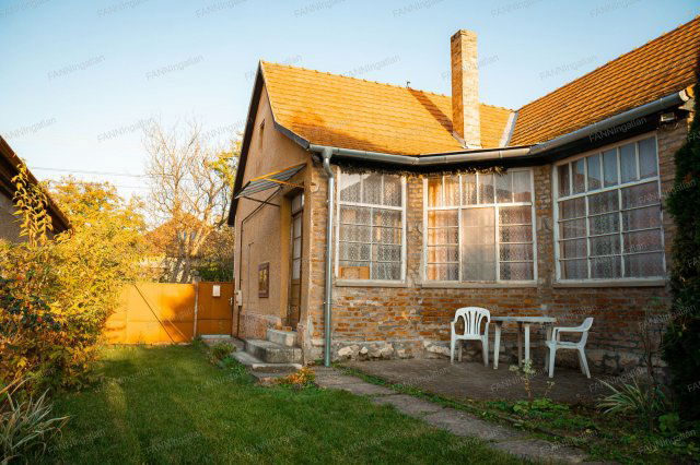 Eladó családi ház, Süttőn 63 M Ft, 4 szobás