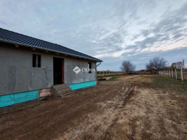 Eladó ikerház, Pilisen 34.5 M Ft, 2 szobás / költözzbe.hu