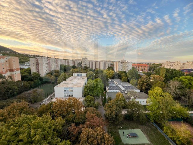 Eladó panellakás, Budapesten, III. kerületben, Váradi utcában