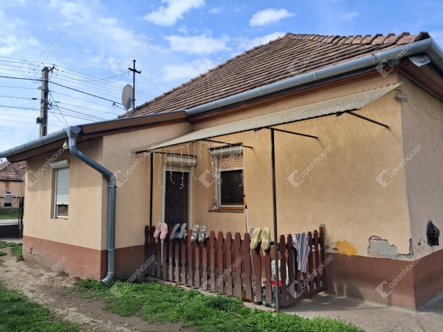 Eladó családi ház, Ácson 47.5 M Ft, 4 szobás