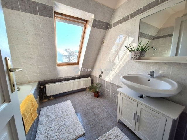 Eladó téglalakás, Kecskeméten 75.9 M Ft, 3 szobás