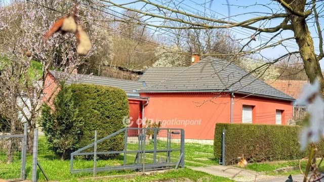Eladó családi ház, Pécsett 91 M Ft, 3 szobás
