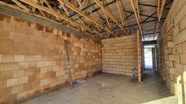 Eladó téglalakás, Győrújbaráton 66.5 M Ft, 4 szobás