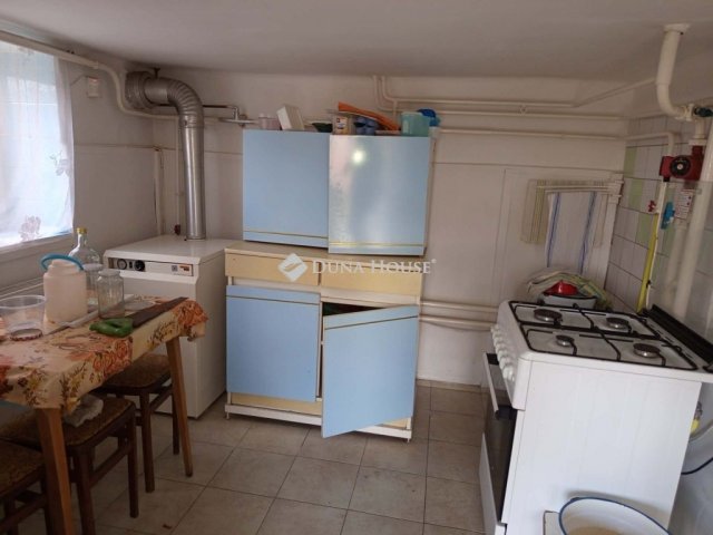 Eladó családi ház, Komlón 32 M Ft, 2 szobás