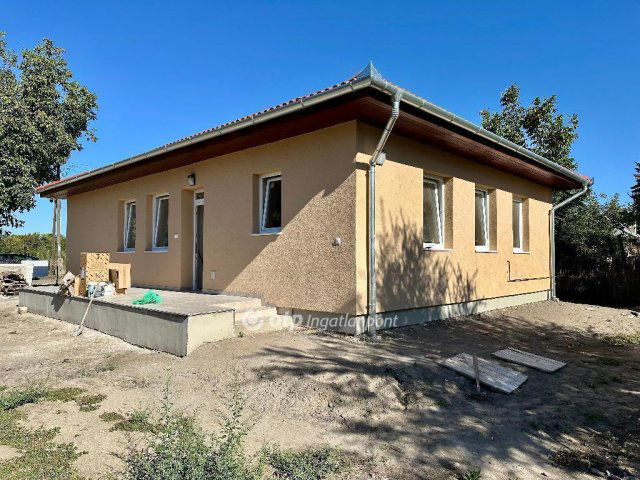 Eladó családi ház, Cegléden 84.1 M Ft, 4 szobás