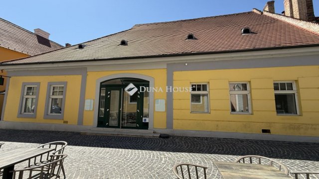 Kiadó üzlethelyiség, Szentendrén, Fő téren 650 E Ft / hó