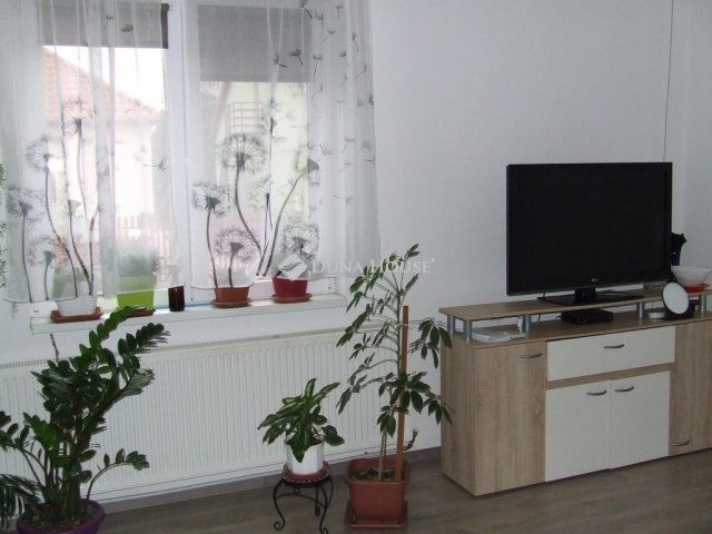 Eladó családi ház, Esztergomban 87.9 M Ft, 5 szobás