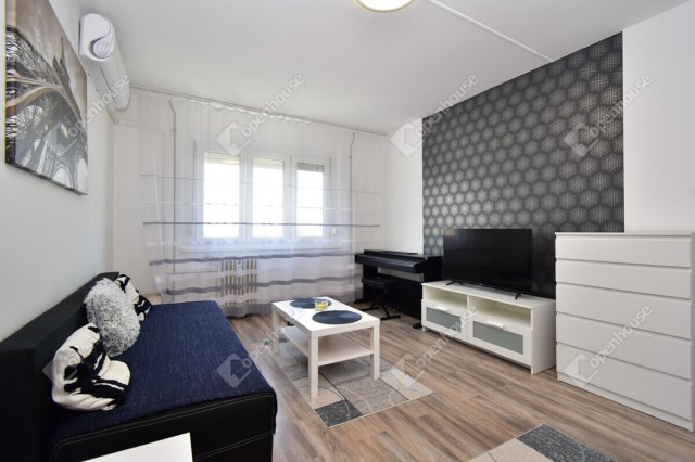 Eladó panellakás, Szegeden 39.999 M Ft, 2 szobás