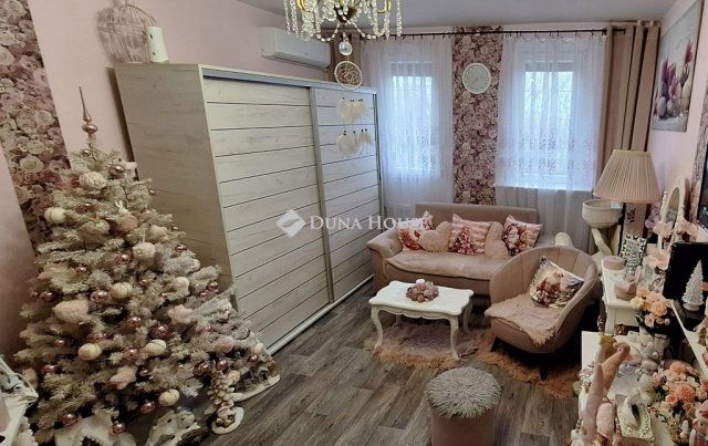 Eladó panellakás, Pécsett, Krisztina téren 39.49 M Ft, 2 szobás