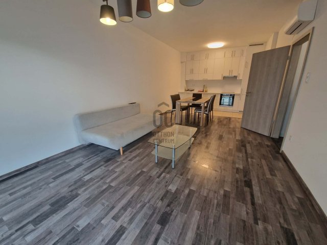 Kiadó téglalakás, albérlet, Komáromban 250 E Ft / hó, 3 szobás
