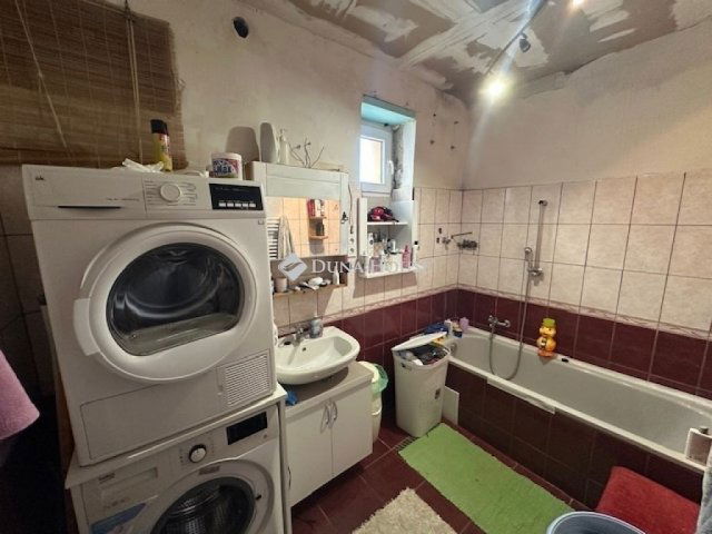 Eladó családi ház, Csákváron 84.9 M Ft, 5 szobás