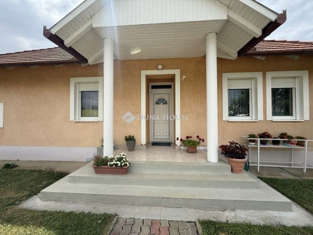 Eladó családi ház, Pécsett 115 M Ft, 4 szobás