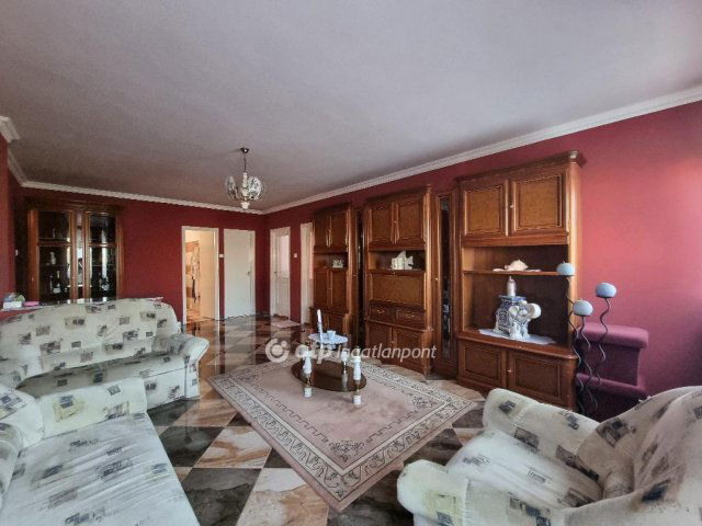 Eladó családi ház, Pápán 64.9 M Ft, 4+1 szobás