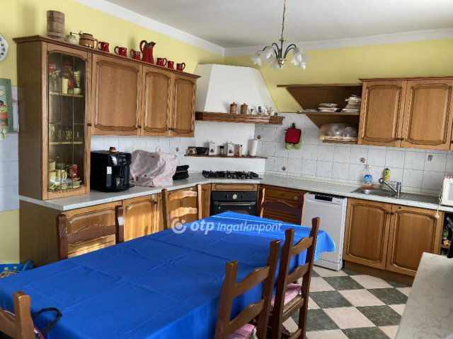 Eladó családi ház, Ajkán 135.6 M Ft, 6 szobás