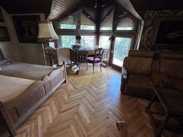 Eladó téglalakás, Pécsett 98.9 M Ft, 6 szobás