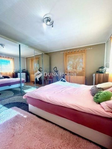 Eladó téglalakás, Üllőn 100 M Ft, 4 szobás