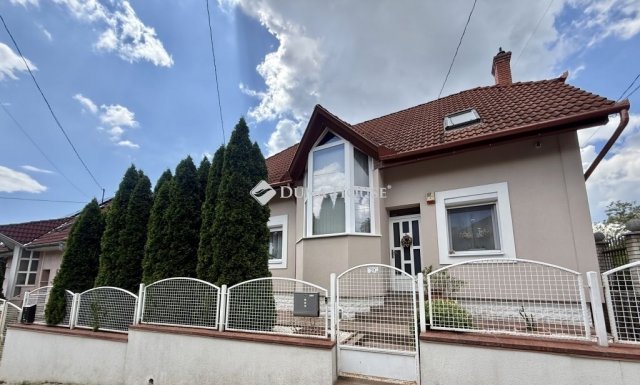 Eladó ikerház, Pécsett 119.9 M Ft, 3 szobás