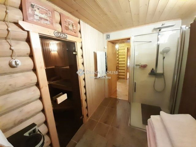 Eladó családi ház, Mogyoródon 220 M Ft, 6 szobás
