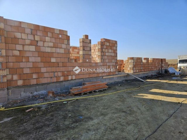 Eladó téglalakás, Mendén 79.9 M Ft, 4 szobás