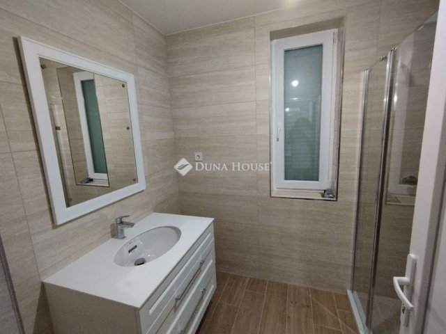 Eladó családi ház, Balatonvilágoson 165.5 M Ft, 7 szobás