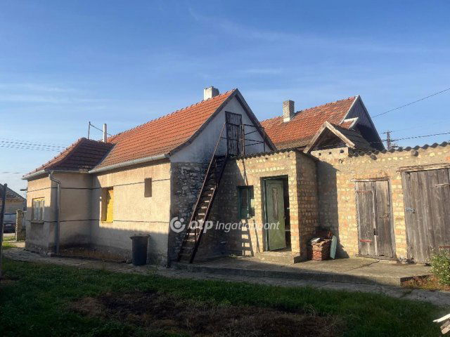 Eladó családi ház, Ajkán 31 M Ft, 1+1 szobás