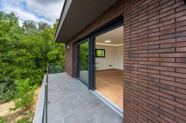 Eladó családi ház, Pécelen 335 M Ft, 10 szobás