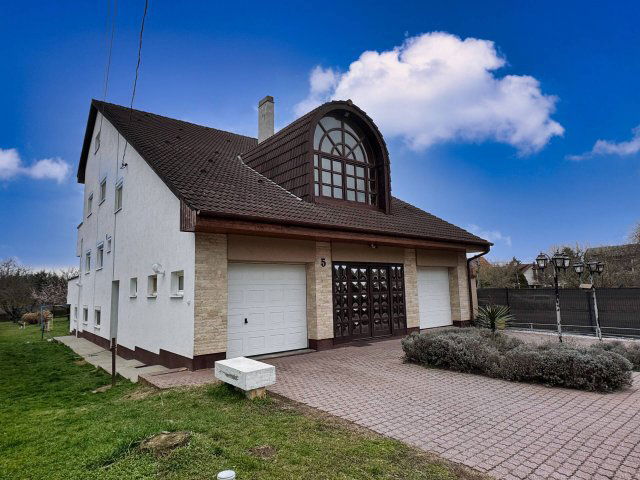Eladó családi ház, Székesfehérvárott 210 M Ft, 10 szobás