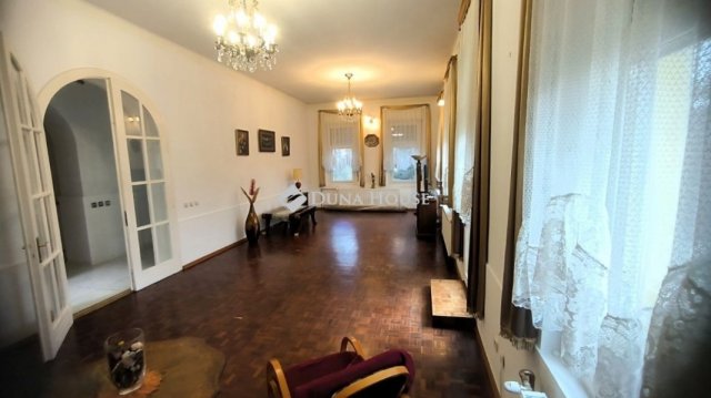 Eladó családi ház, Keszthelyen 232 M Ft, 8 szobás