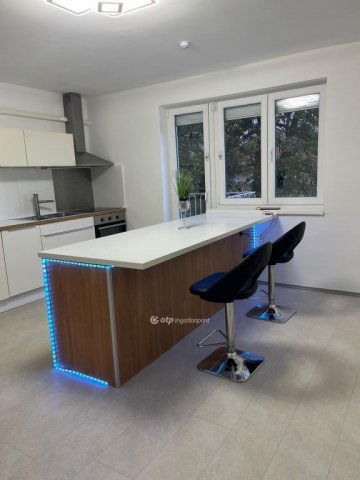 Eladó téglalakás, Komlón 35.4 M Ft, 2 szobás