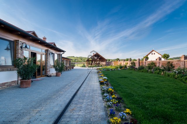 Eladó hotel, Kisharsányon 801 M Ft / költözzbe.hu